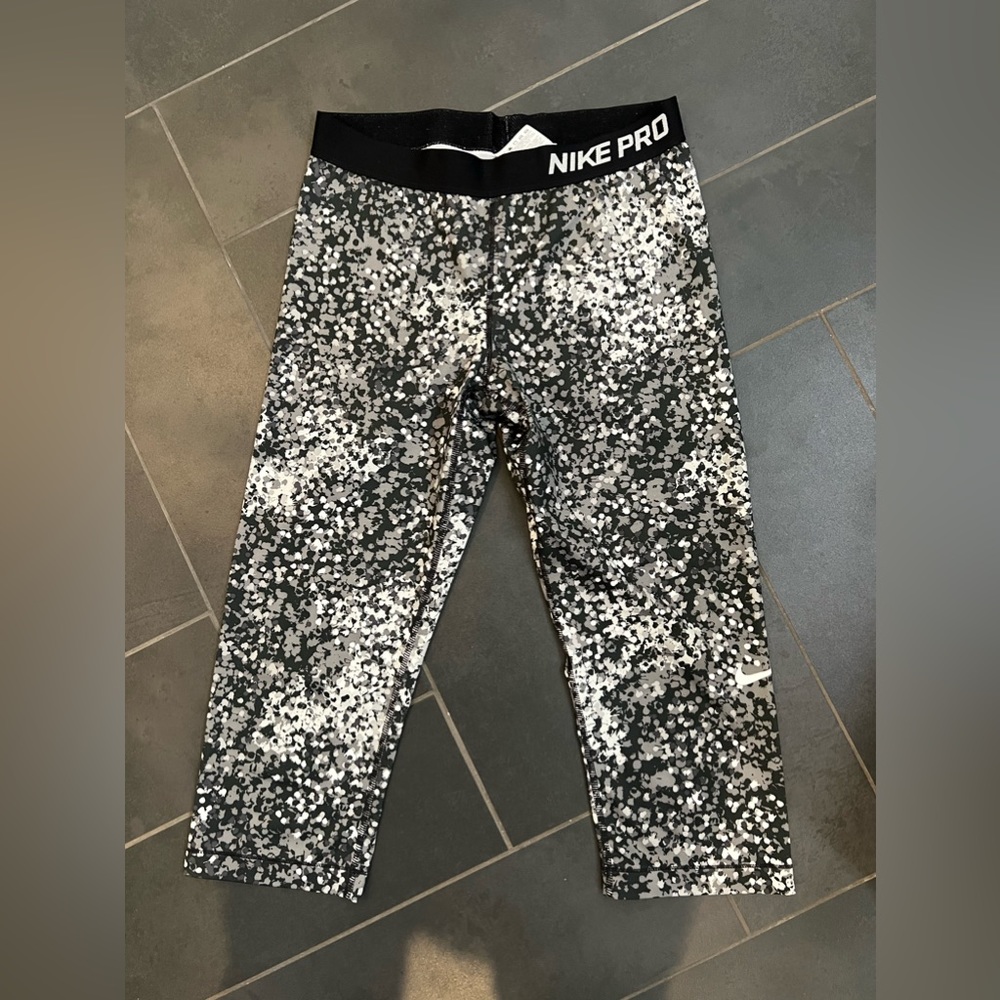 Nike Pro cropped leggings, size large. No stains or snags or holes.